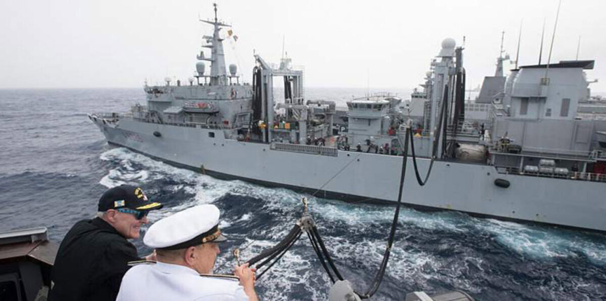 سفينة حربية أمريكية تبحر قرب جزر متنازع عليها في بحر الصين الجنوبي