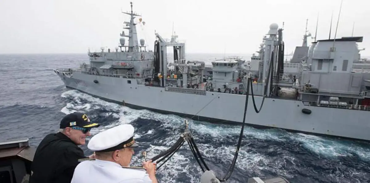 سفينة حربية أمريكية تبحر قرب جزر متنازع عليها في بحر الصين الجنوبي