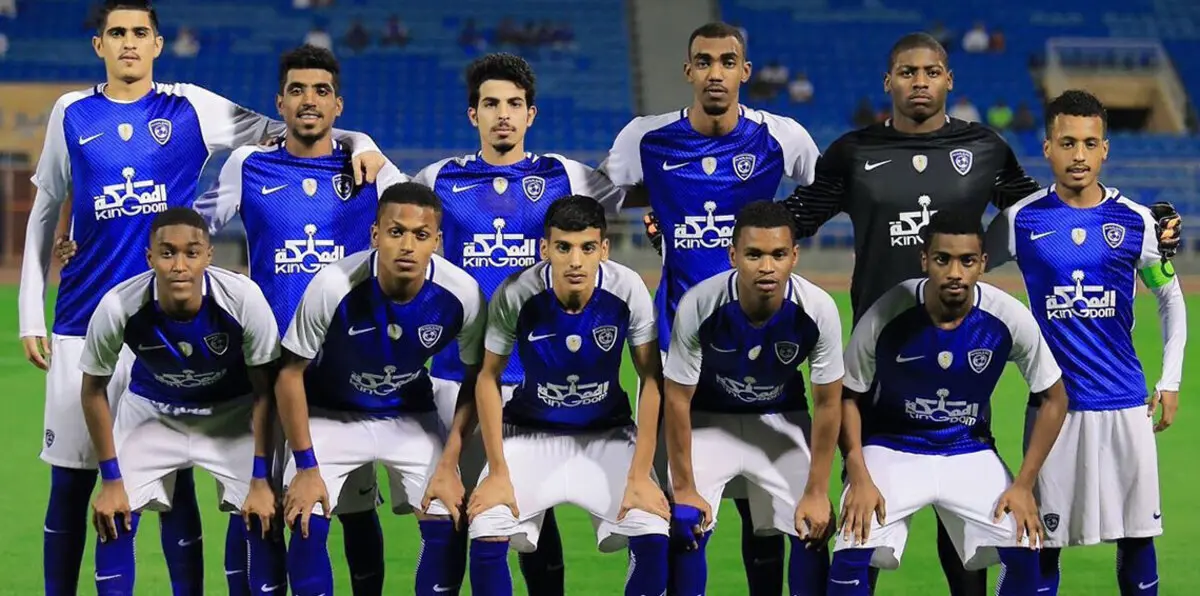 تدخل عنيف من لاعب شباب النادي الأهلي السعودي ضد زميله في الهلال يثير غضب الجمهور (فيديو)