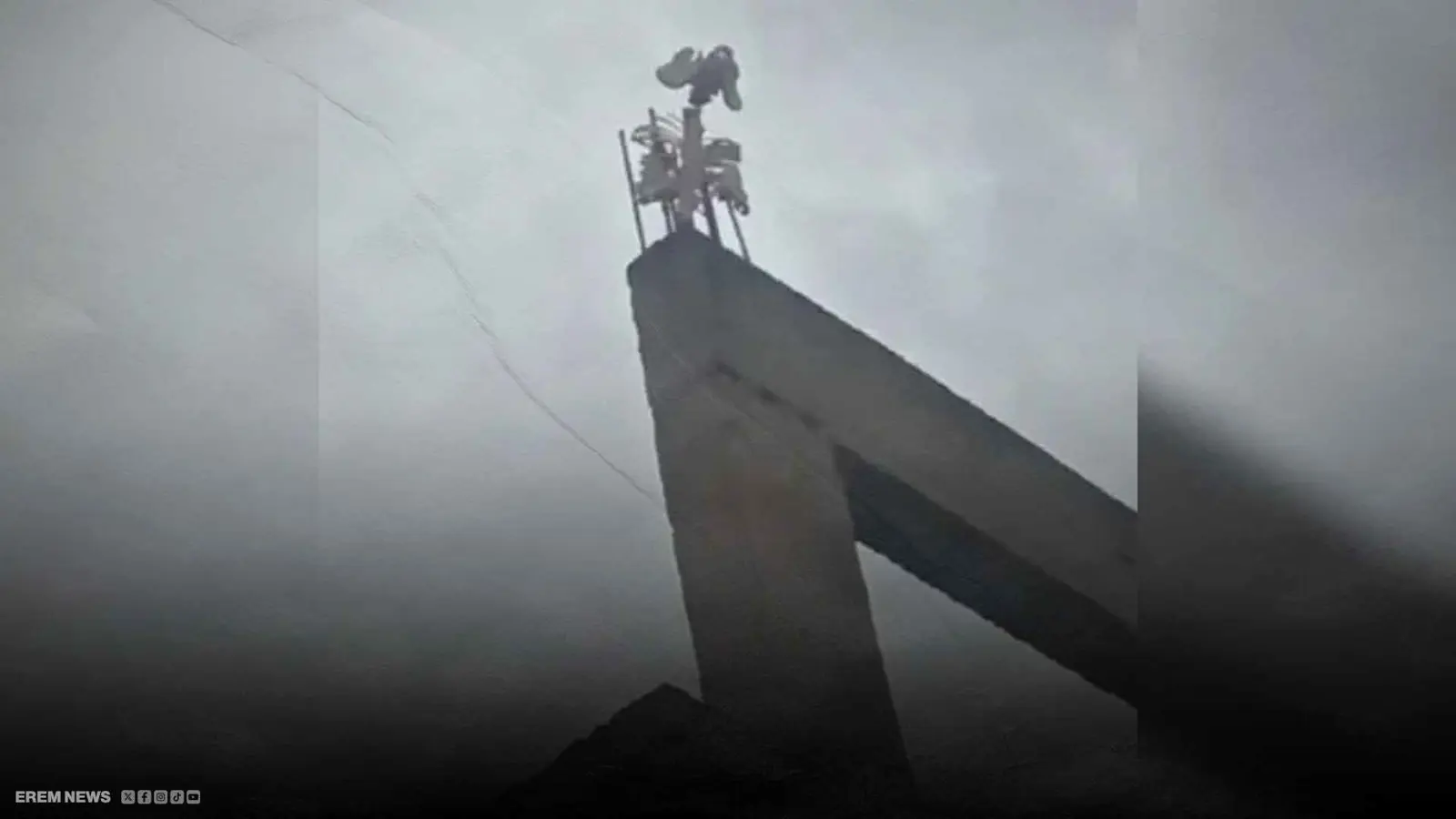 هيكل عظمي على عامود بإدلب