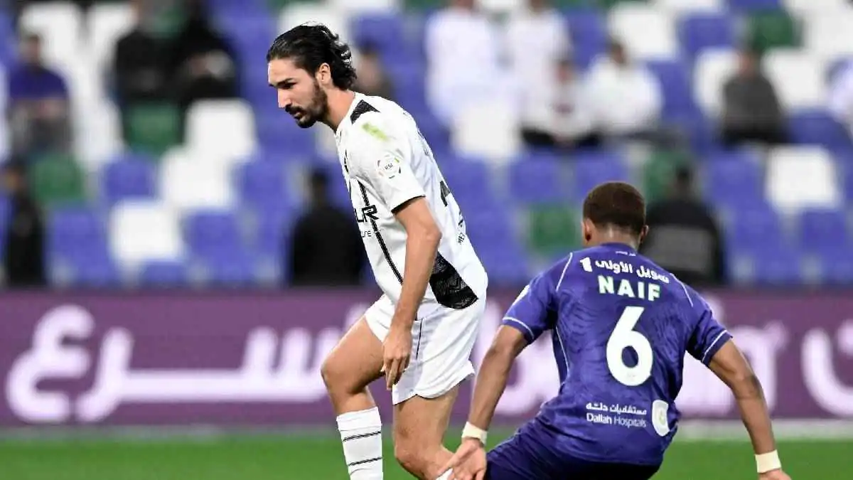 الفتح يضع الشباب السعودي على حافة الهبوط (فيديو)