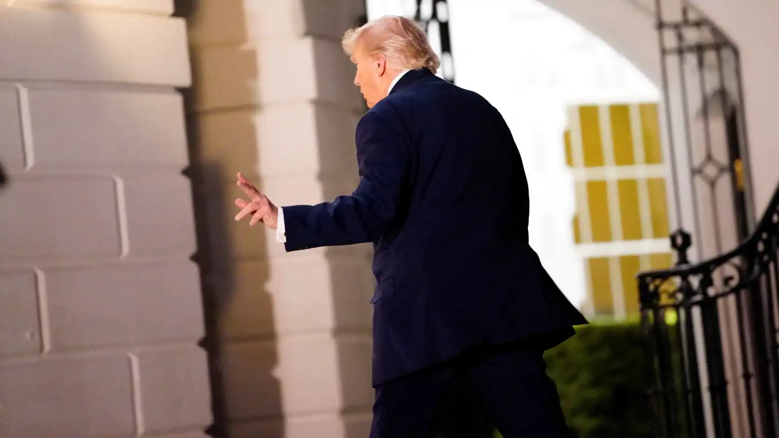 تسريبات تكشف سعي ترامب إلى تفعيل "الأكواد النووية" ضد إيران