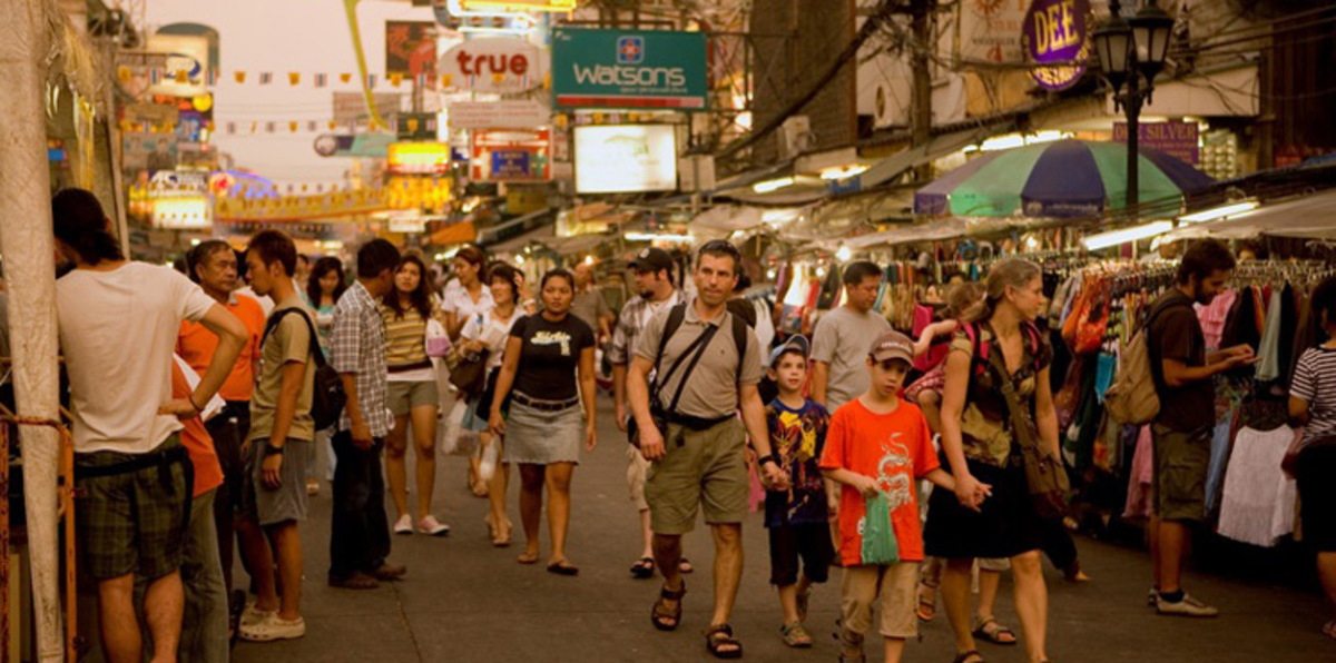 لحظات مرعبة لضرب سائحين بريطانيين بقضبان معدنية في تايلاند