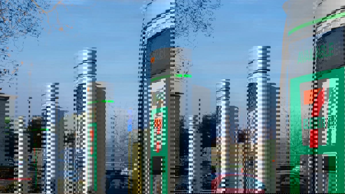 سلسلة متاجر عالمية توفر شبكة شحن سريع للسيارات