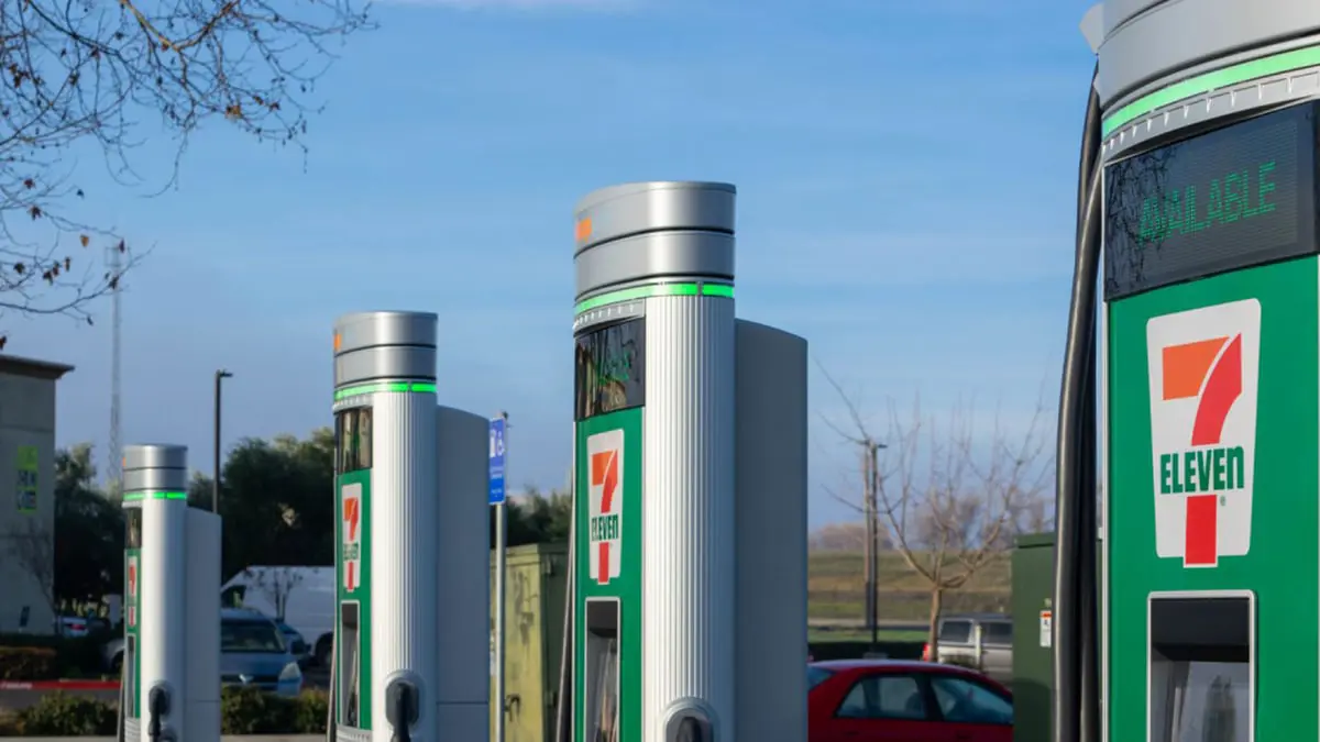 سلسلة متاجر عالمية توفر شبكة شحن سريع للسيارات