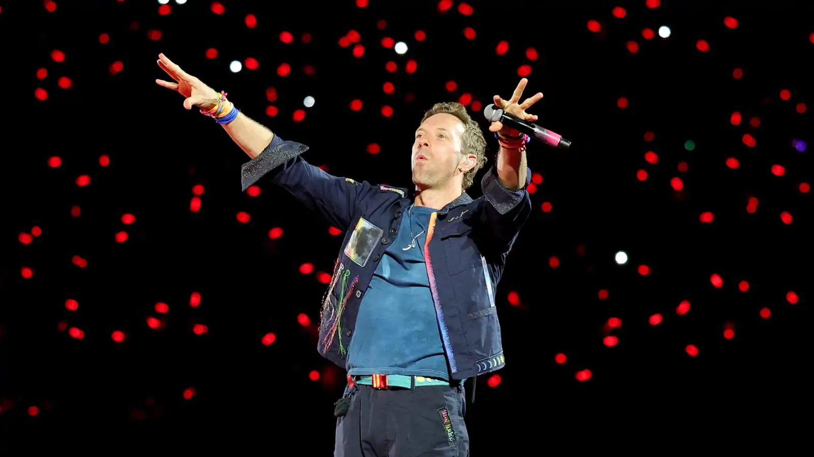 حفل "كولدبلاي" يفضح خيانة رجل أعمال شهير لزوجته (فيديو)