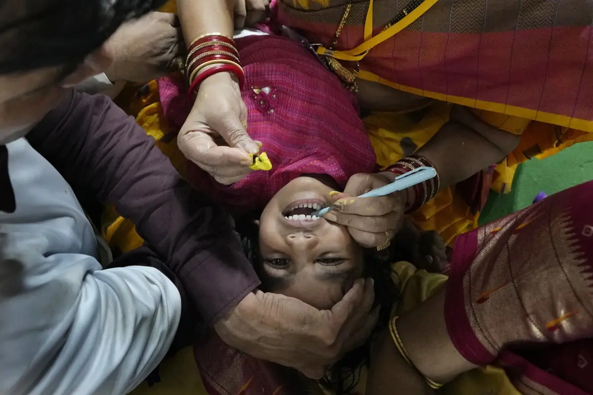 الهند.. مرضى الربو يبتلعون أسماكا حية أملا بـ"علاج معجزة" 