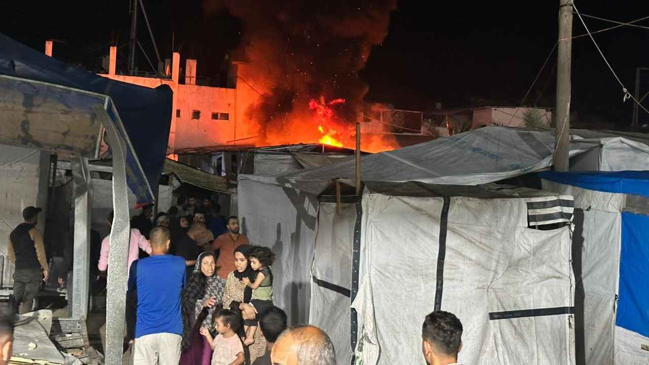 أحرق خيام النازحين.. قتلى وجرحى في قصف عنيف بدير البلح