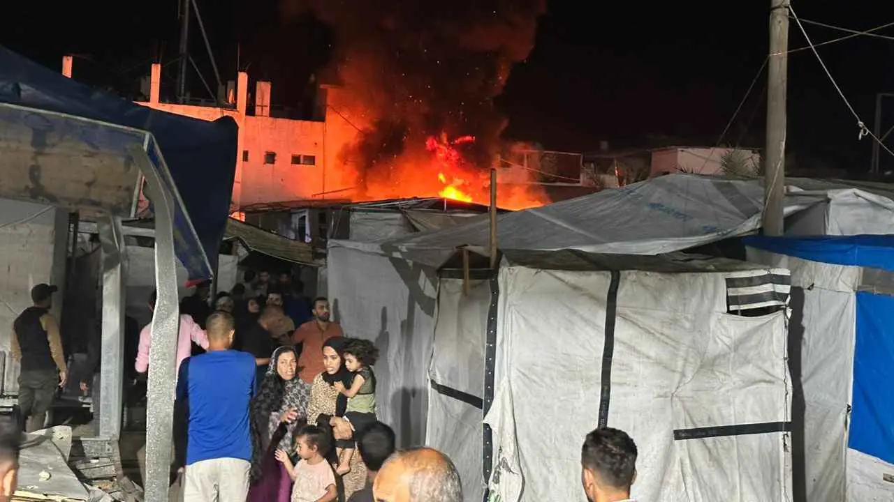 أحرق خيام النازحين.. قتلى وجرحى في قصف عنيف بدير البلح