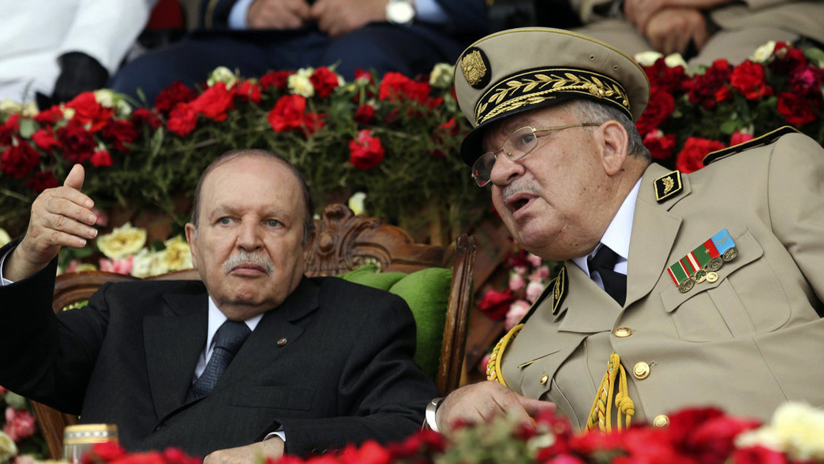 قائد الجيش الجزائري يدعو إلى إعلان شغور منصب الرئيس 