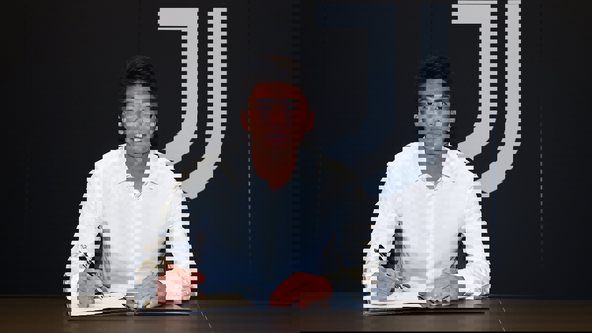 رسميًا.. يوفنتوس يضم المهاجم الكوري الشمالي هان كوانغ سونغ (صور)