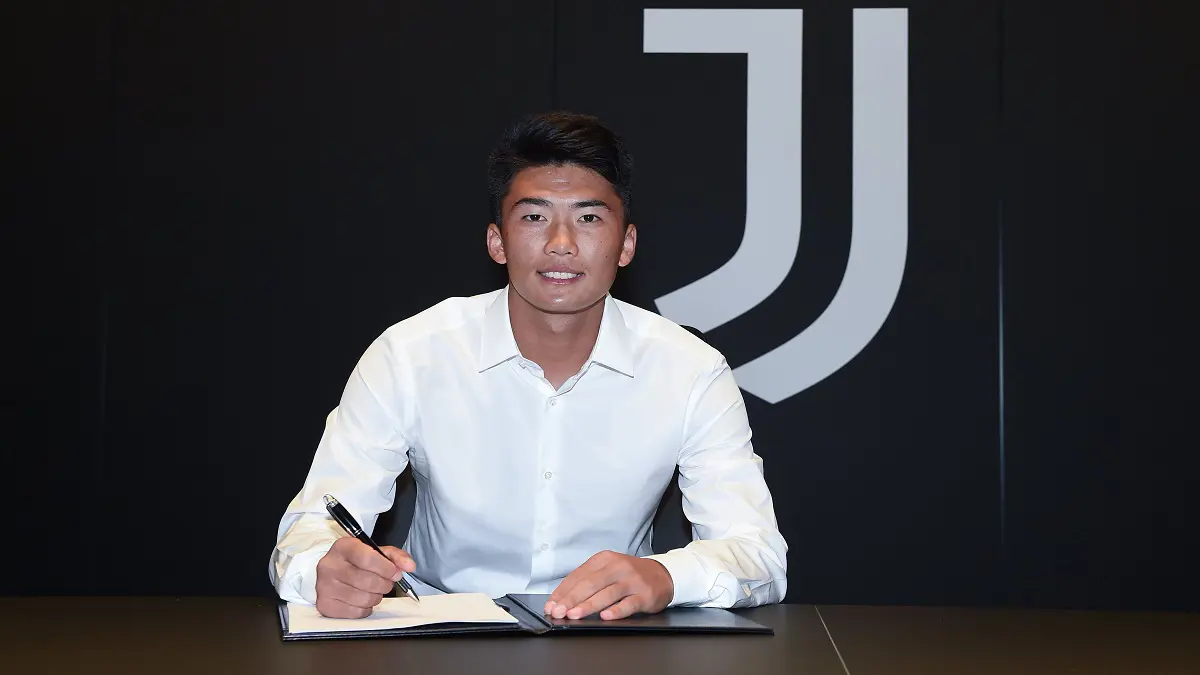 رسميًا.. يوفنتوس يضم المهاجم الكوري الشمالي هان كوانغ سونغ (صور)