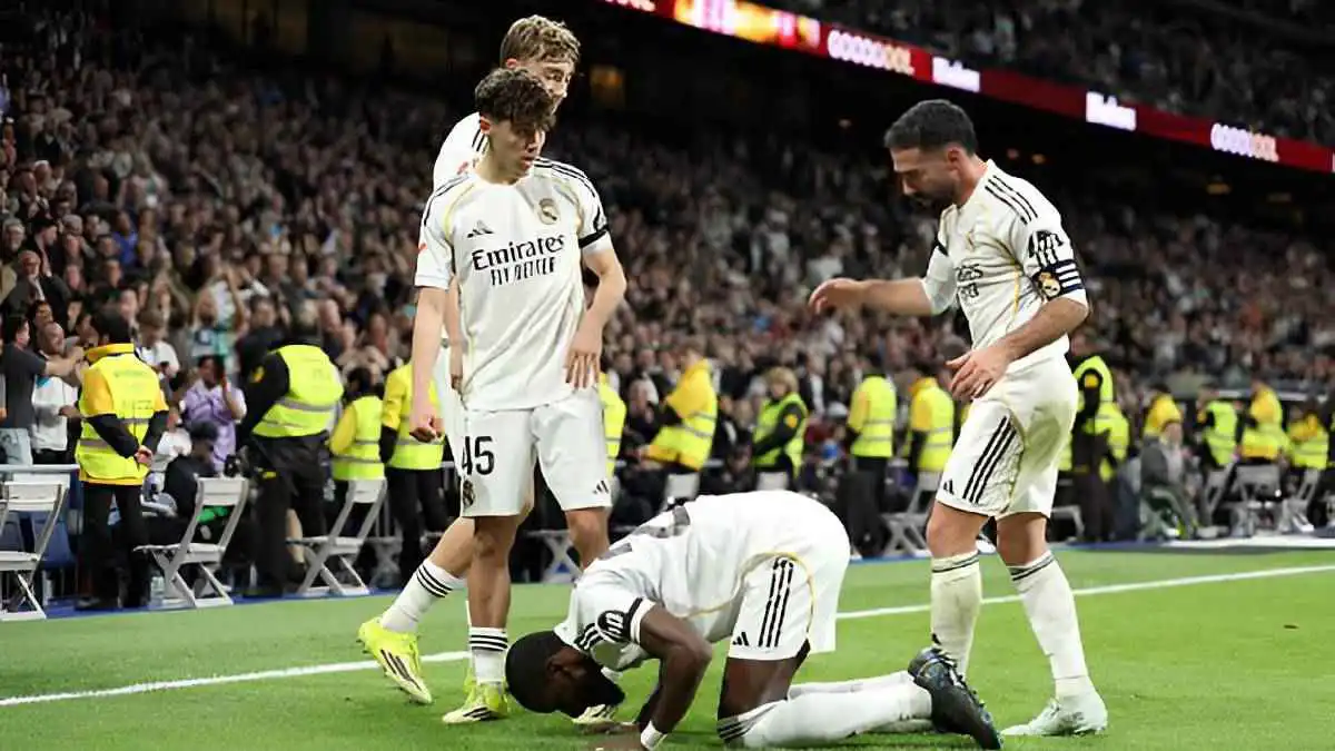 نجم ريال مدريد يحتفل بالسجود بعد هز شباك إلتشي (فيديو)