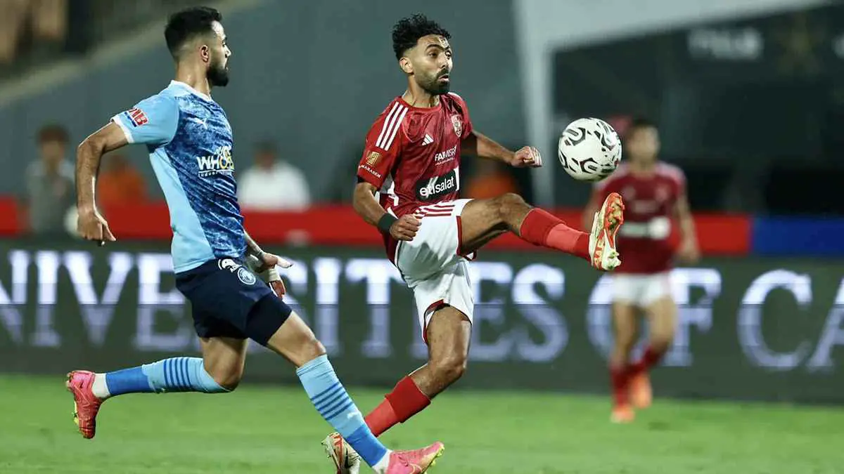 تصرف مثير للجدل يشعل أجواء مباراة الأهلي وبيراميدز (صورة)