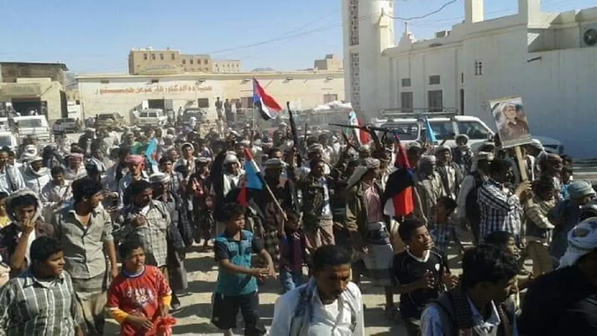 اليمن.. القوات الحكومية تطلق الرصاص لمنع تظاهرة مؤيدة للانتقالي الجنوبي في مدينة عزان بمحافظة شبوة