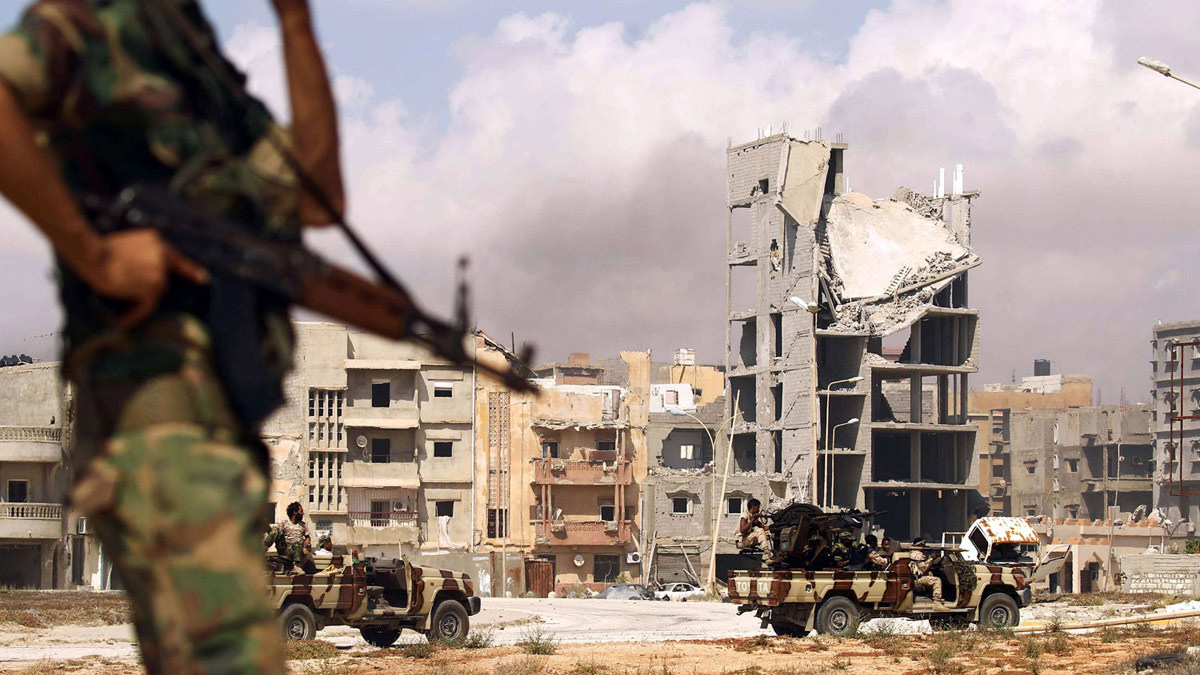 الجيش الليبي يعتقل 52 متشددًا و4 "داعشيات" في درنة