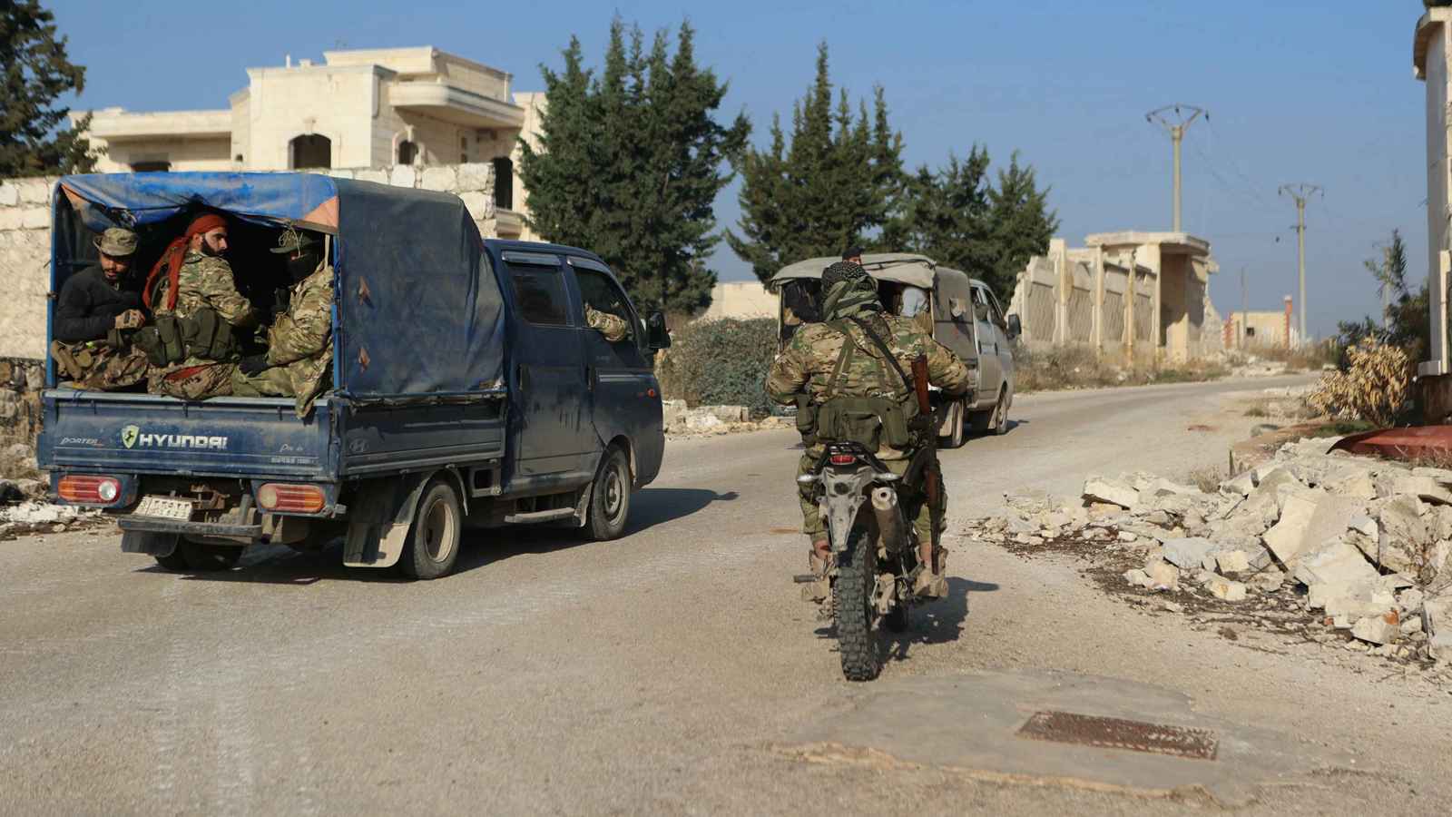 الفصائل المسلحة تعلن السيطرة على بلدة خان السبل الاستراتيجية في ريف إدلب