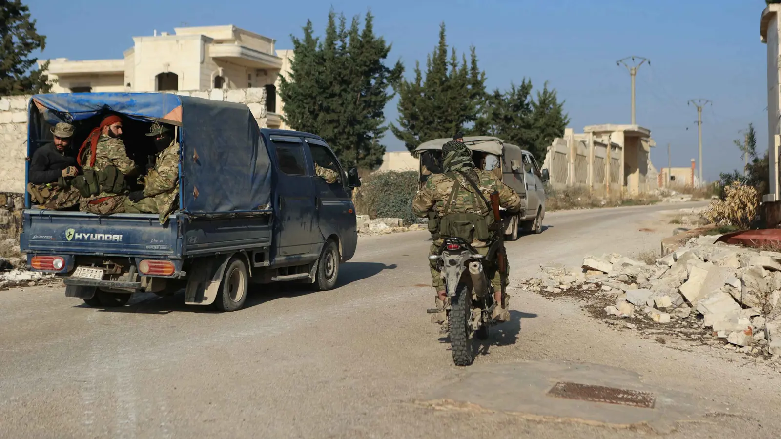 الفصائل المسلحة تعلن السيطرة على بلدة خان السبل الاستراتيجية في ريف إدلب