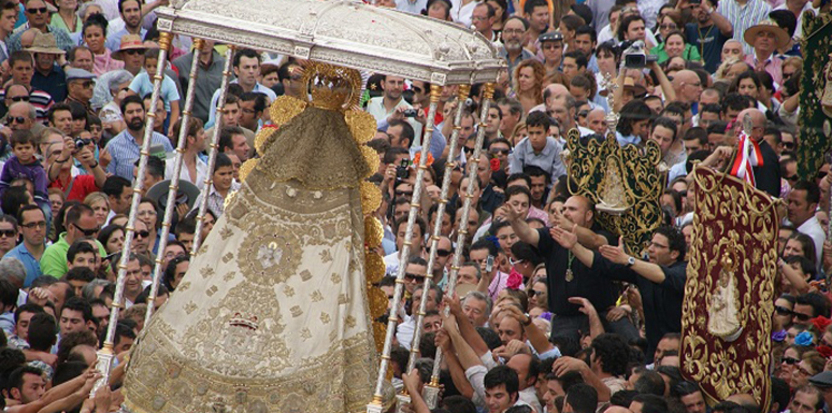 بالفيديو.. مسيرة دينية في البيرو تتحول إلى شجار عنيف.. وهذا هو السبب