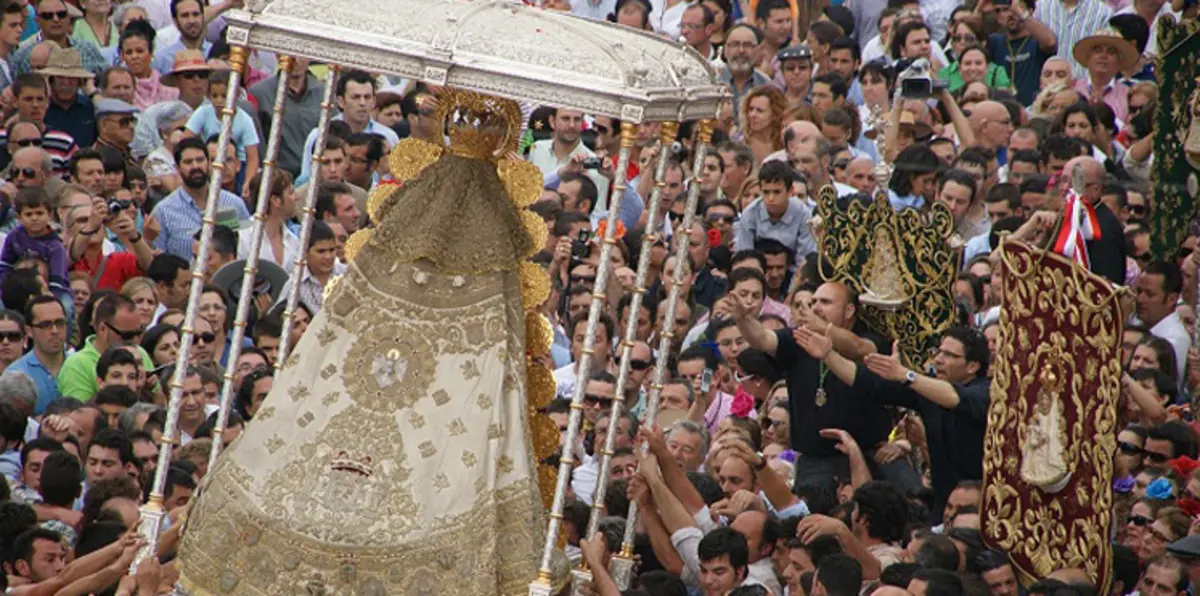 بالفيديو.. مسيرة دينية في البيرو تتحول إلى شجار عنيف.. وهذا هو السبب
