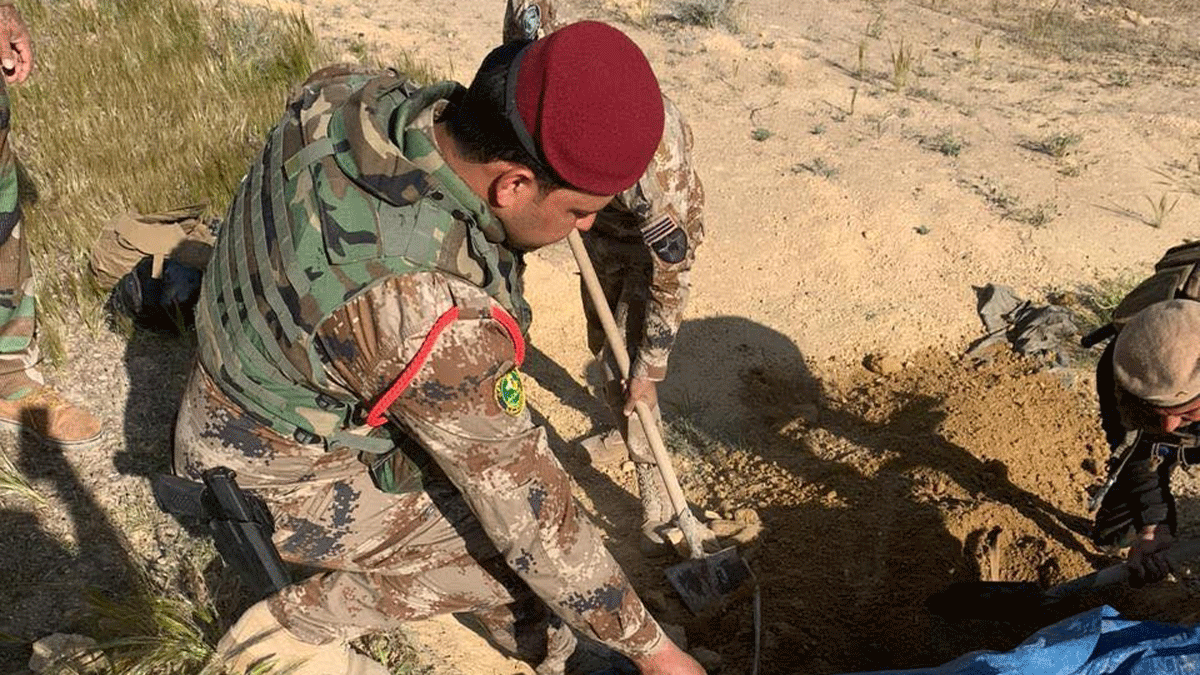 العثور على مقبرة جماعية لداعش تضم جثامين جنود عراقيين (صور)