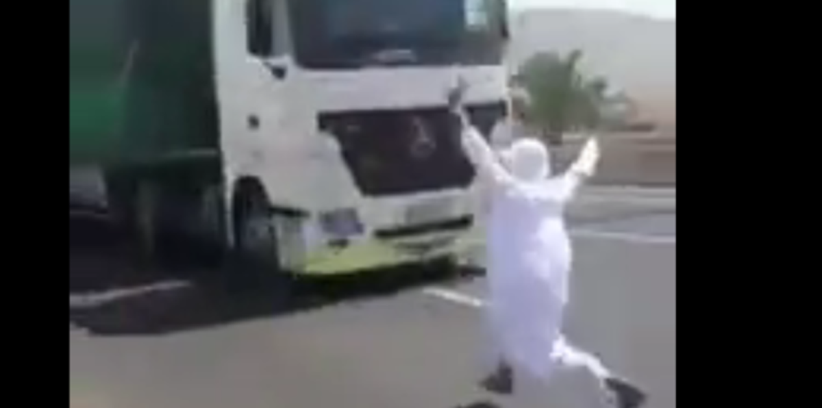 بالفيديو.. مراهق سعودي يقفز أمام شاحنة مسرعة