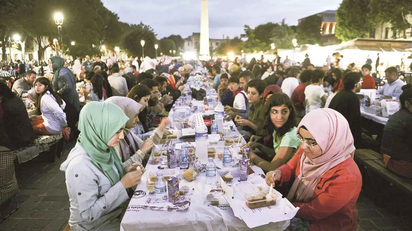 ساحة للإفطار الجماعي تجمع الصائمين في إسطنبول (صور)