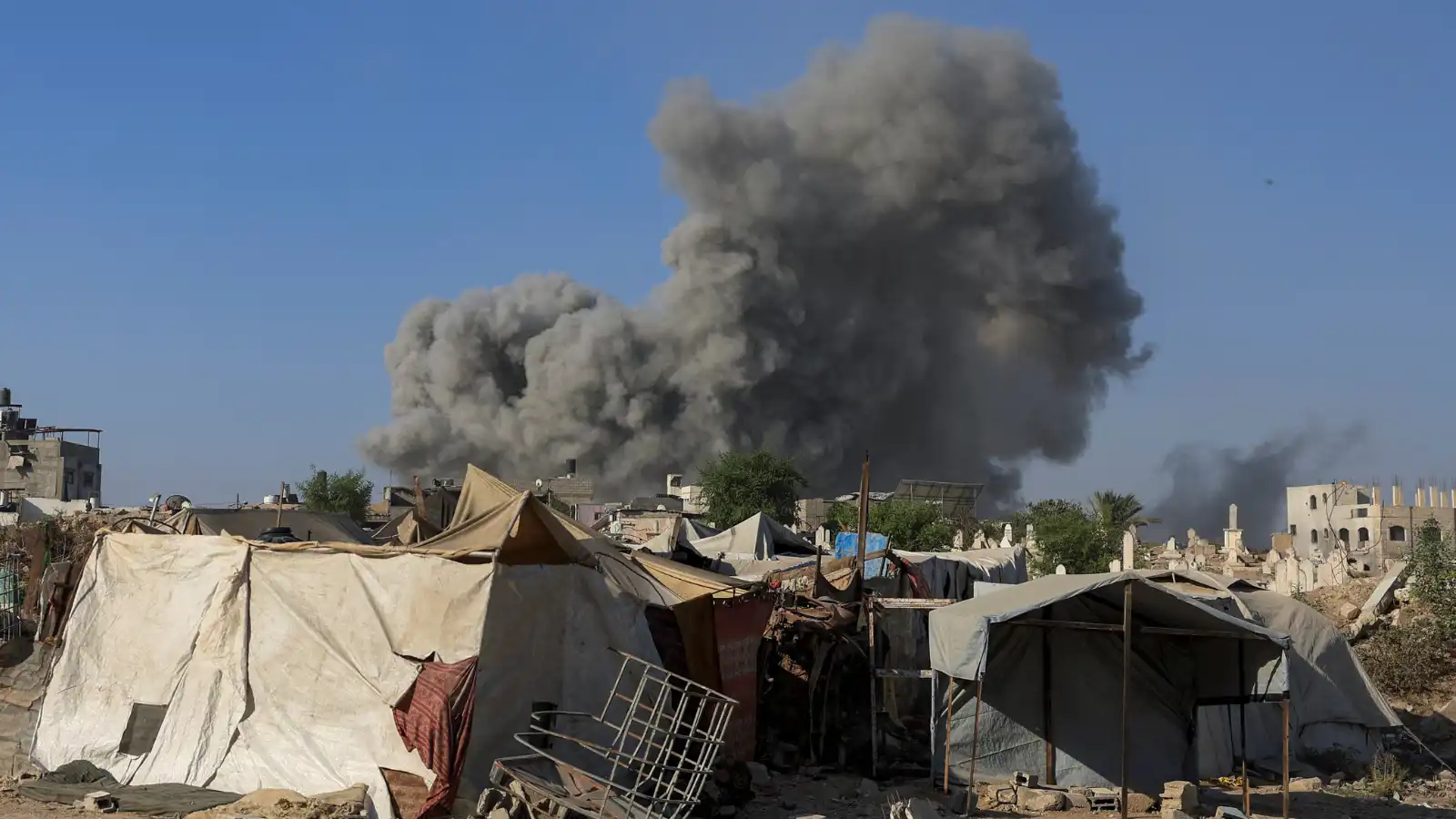 15 قتيلا بينهم 4 صحفيين بقصف إسرائيلي استهدف مجمع ناصر الطبي (فيديو)