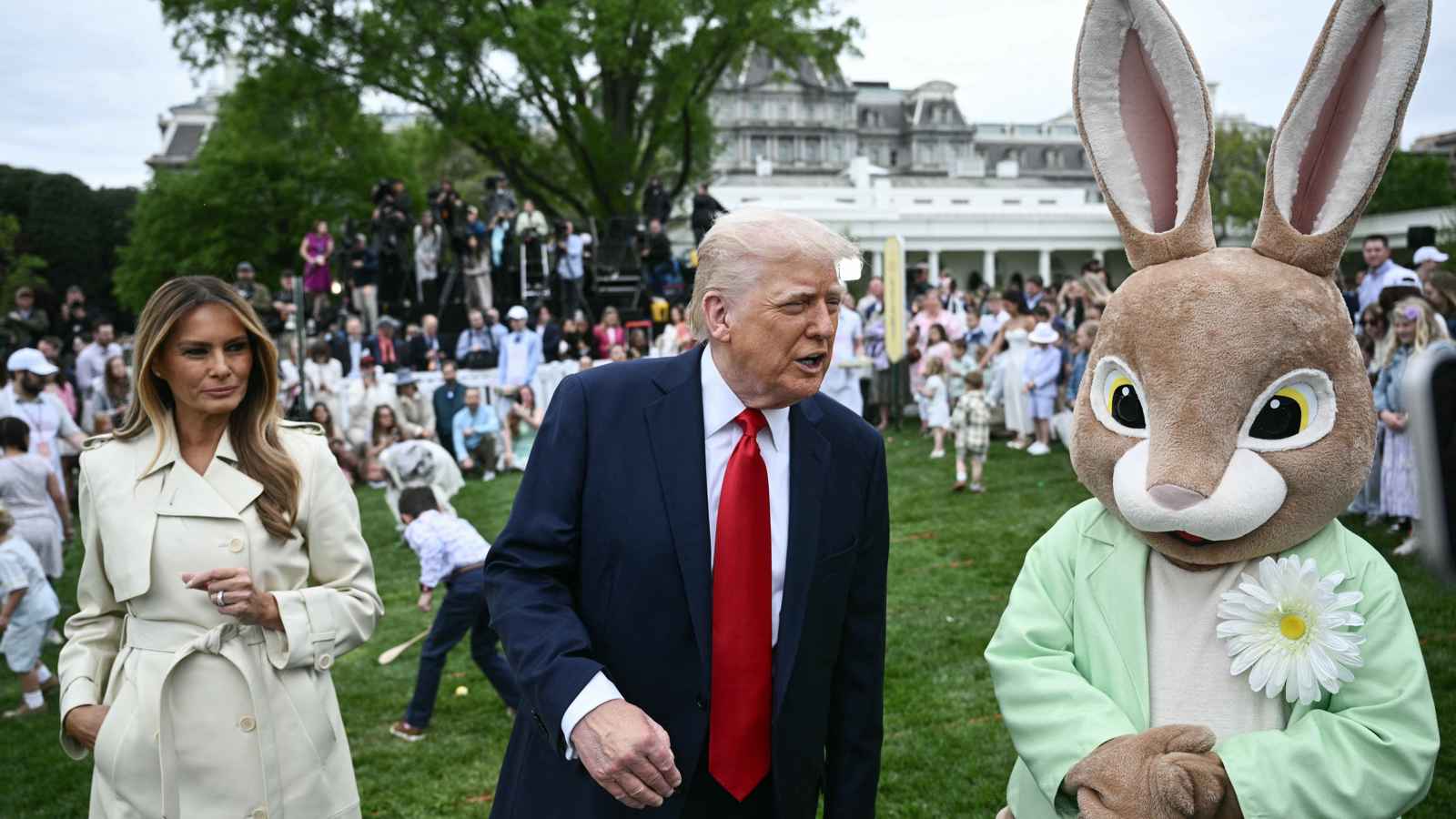 ترامب يسخر من بايدن: "تذكرون عندما أطاح به الأرنب"؟ (فيديو وصور)