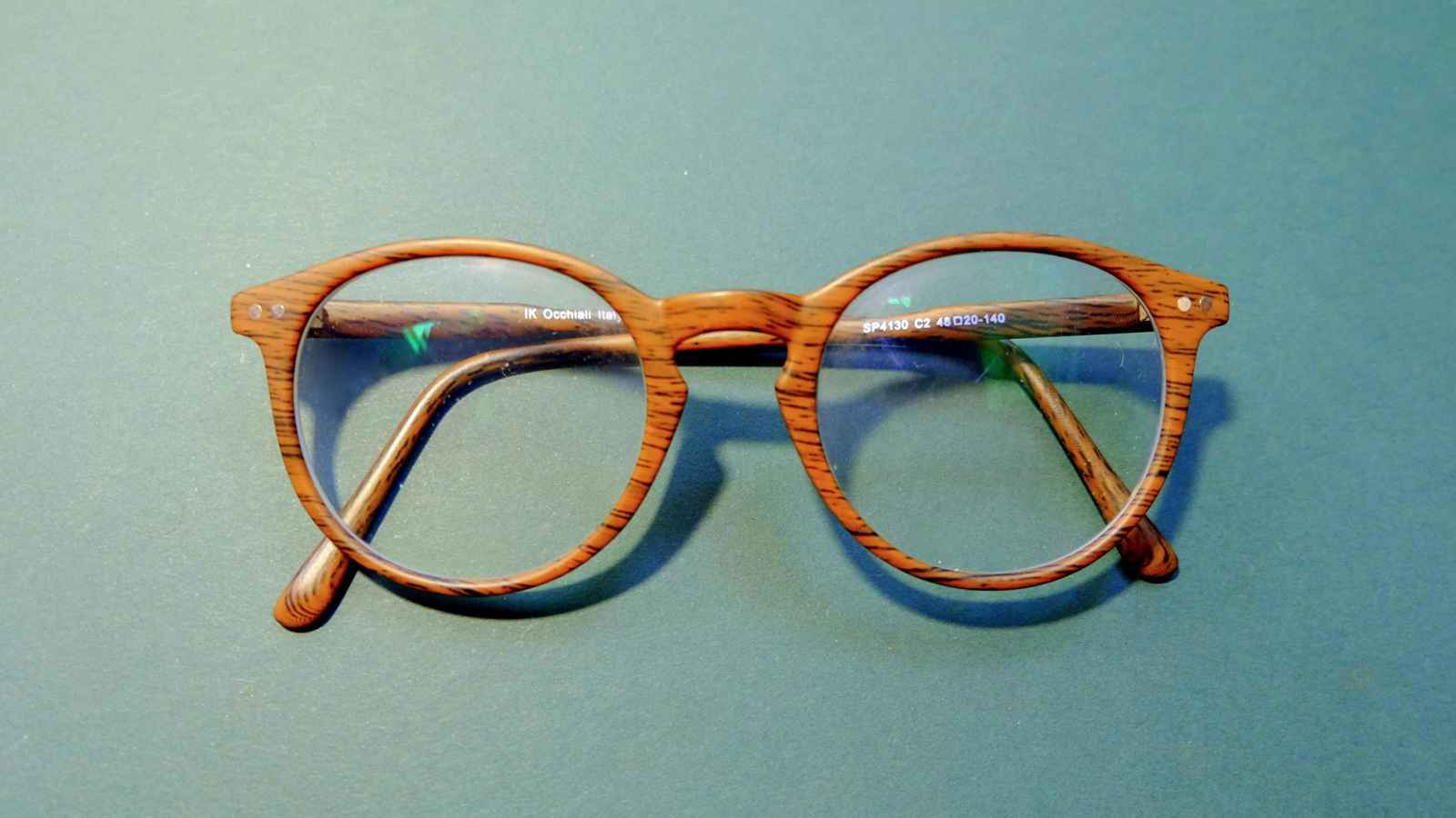 تركيا.. القبض على طبيب سبعيني يصوّر النساء سرًا بنظاراته