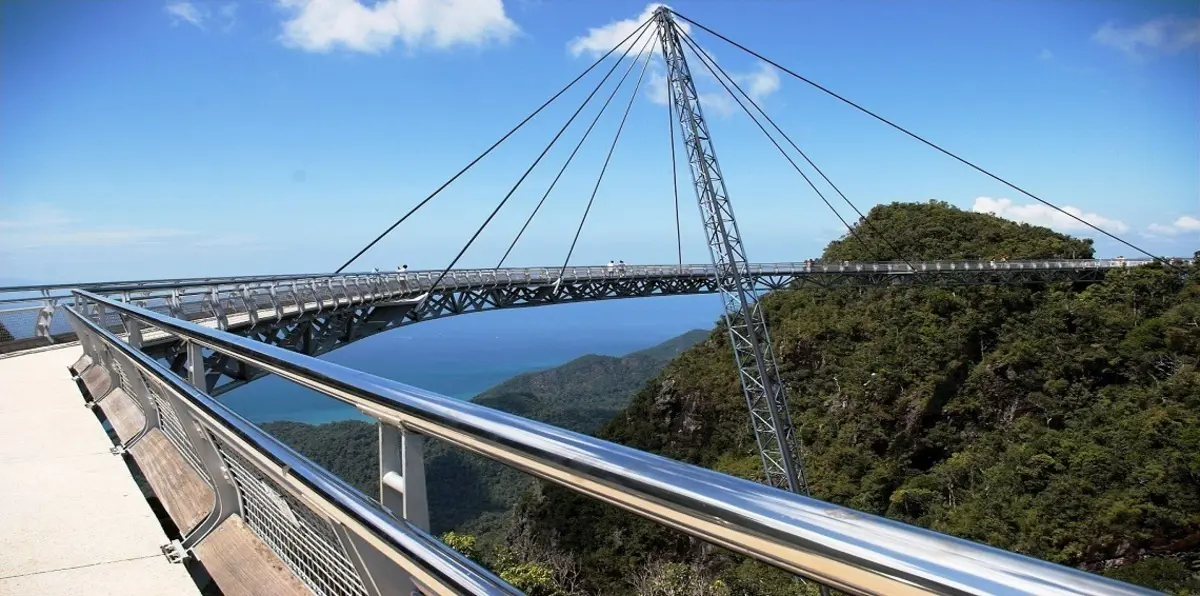 شاهد.. رجل يقفز بابنته الرضيعة من جسر ارتفاعه 200 قدم (فيديو)