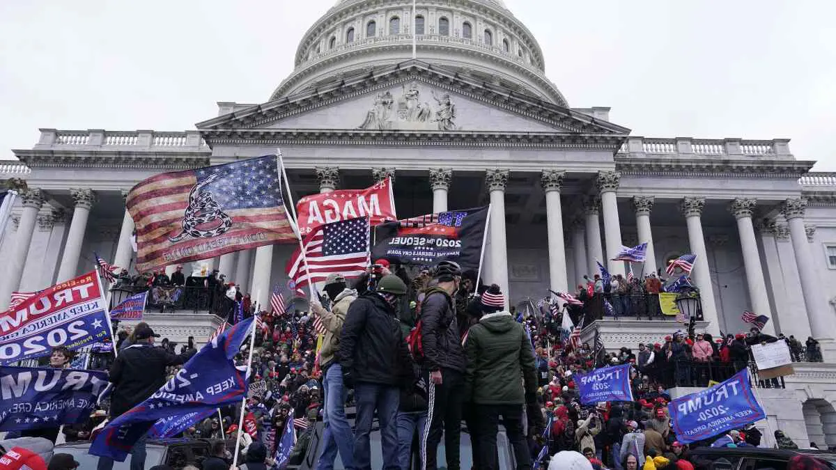 أدينوا بأحداث الكابيتول.. ترامب يعلن العفو عن "رهائن 6 يناير"