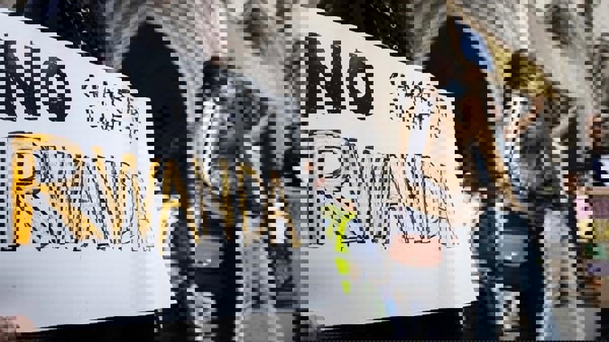 بريطانيا تعتزم دفع مبلغ مالي لطالبي اللجوء للانتقال إلى رواندا