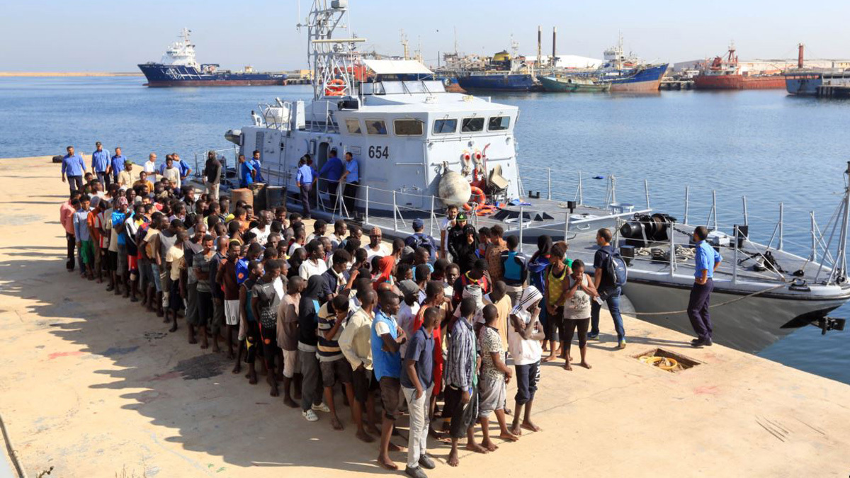 بعدما أنقذت حياتهم.. مهاجرون يخطفون سفينة شحن تجارية قبالة ليبيا