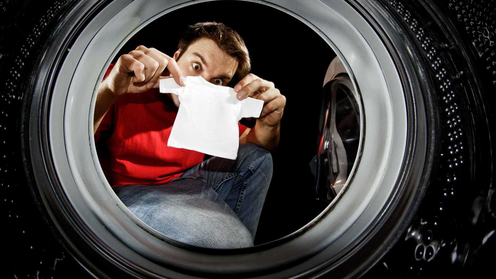 حيلة منزلية بسيطة تنقذ ملابسك "المنكمشة" بعد الغسيل