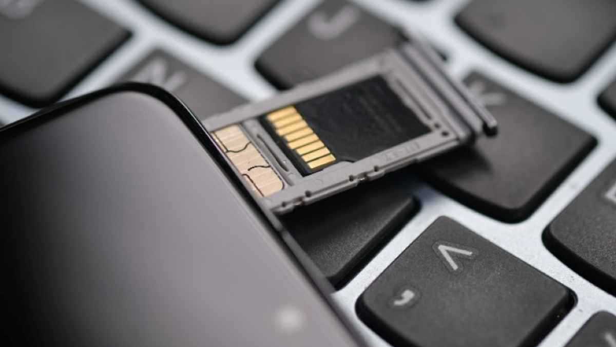 لماذا اختفت فتحات بطاقة الذاكرة MicroSD من الهواتف الرائدة؟