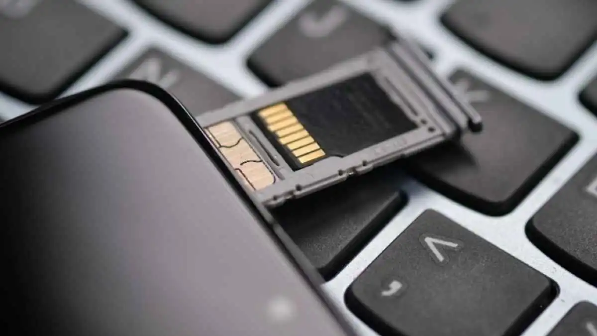 لماذا اختفت فتحات بطاقة الذاكرة MicroSD من الهواتف الرائدة؟