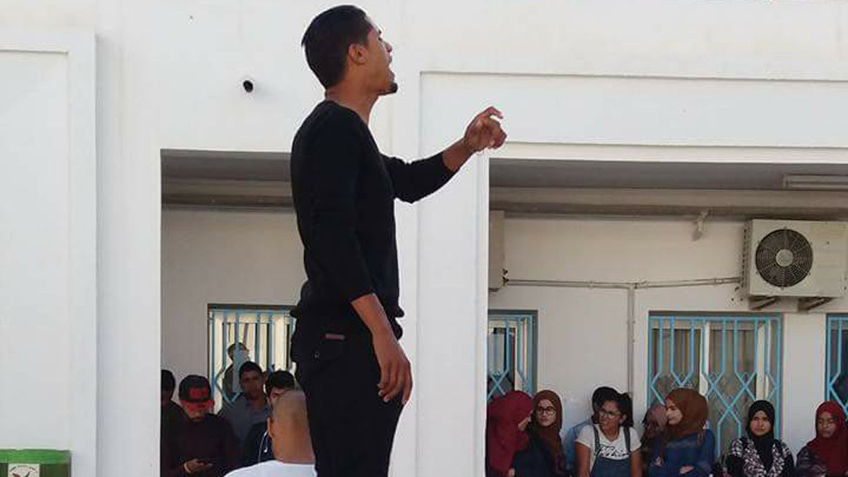 بالفيديو.. رجل أمن تونسي يسحل طالبًا في الحرم الجامعي