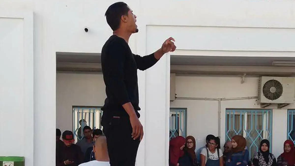 بالفيديو.. رجل أمن تونسي يسحل طالبًا في الحرم الجامعي