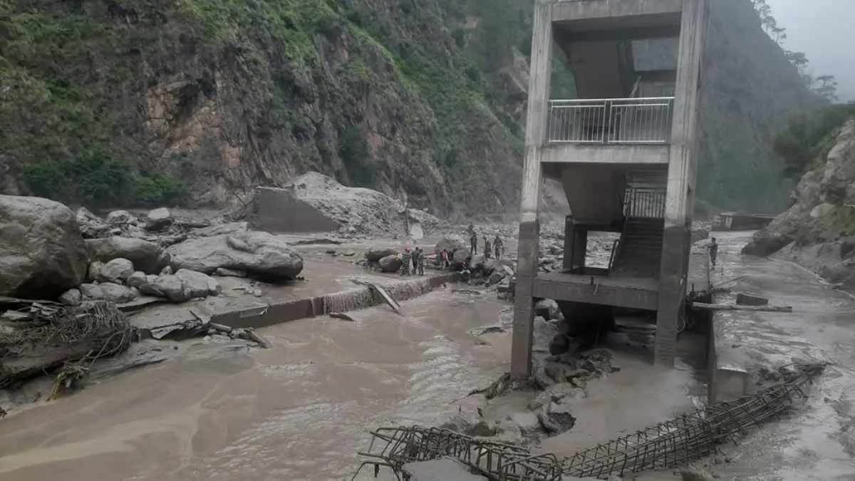 فقدان 18 شخصا بفيضانات مدمرة في نيبال (فيديو)