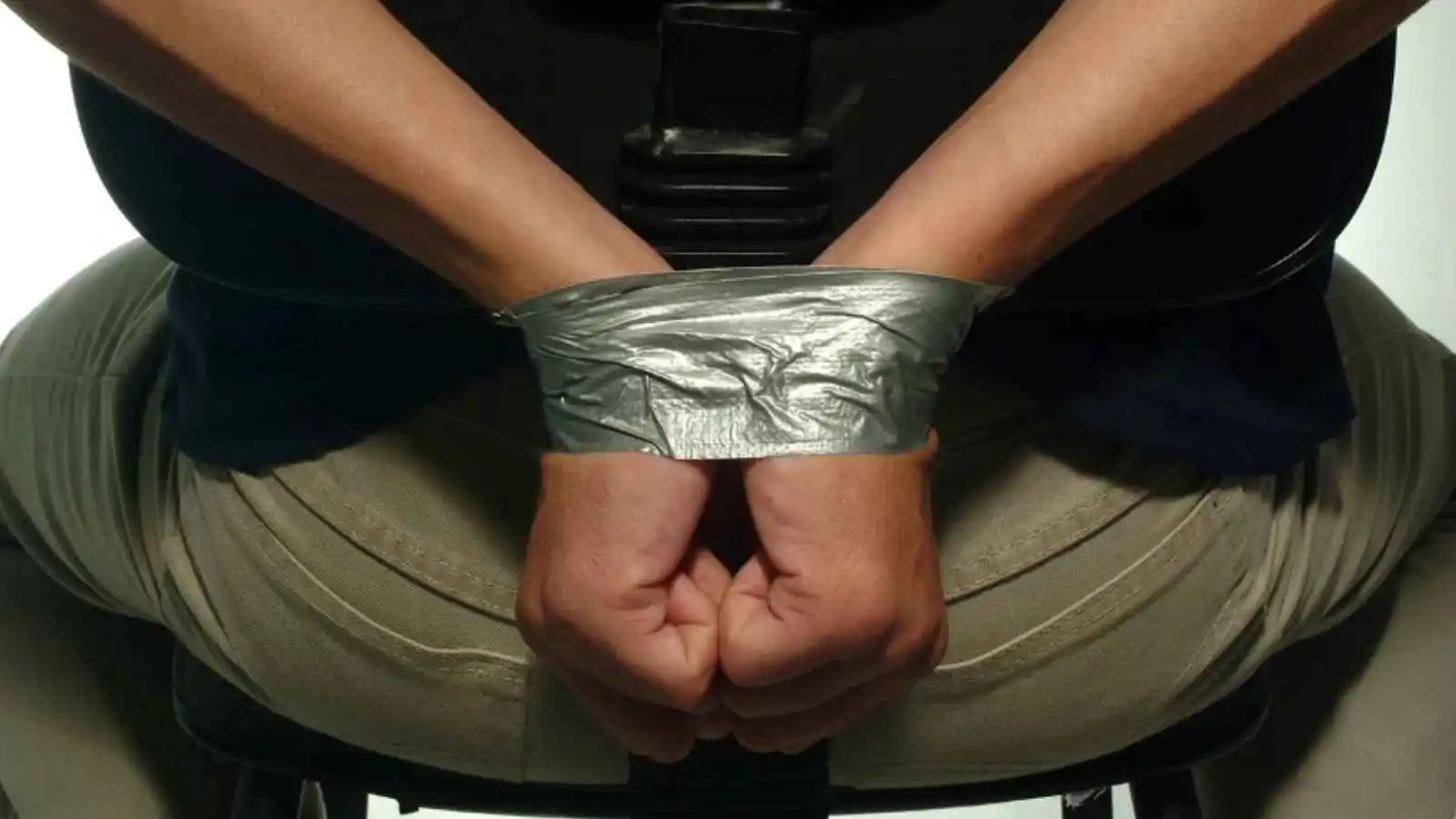 في واقعة هزت لبنان.. شقيقان يعذبان والدهما بطريقة مروّعة