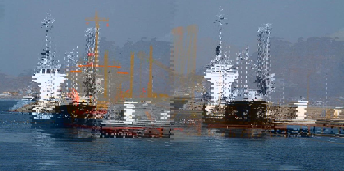 كاتب إماراتي يتحدى النفيسي ويوضح بشأن ميناء عدن اليمني