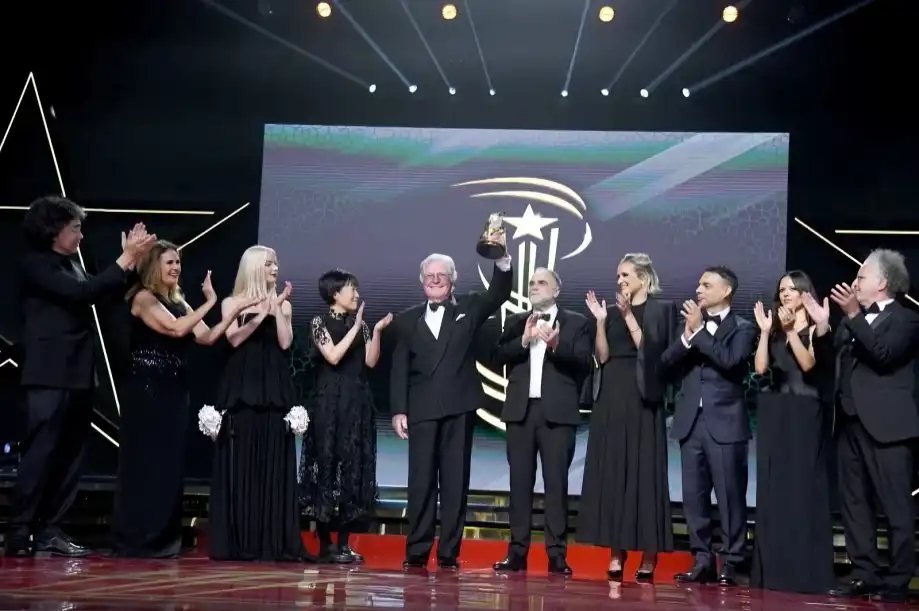 لحظة تكريم حسين فهمي على مسرح مراكش