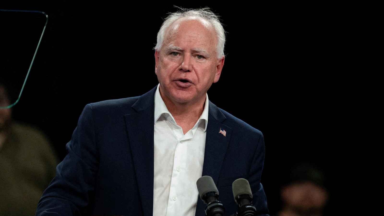 "عرض عسكري واعتقال معارضين".. حاكم ولاية يحذر من "استبداد" ترامب