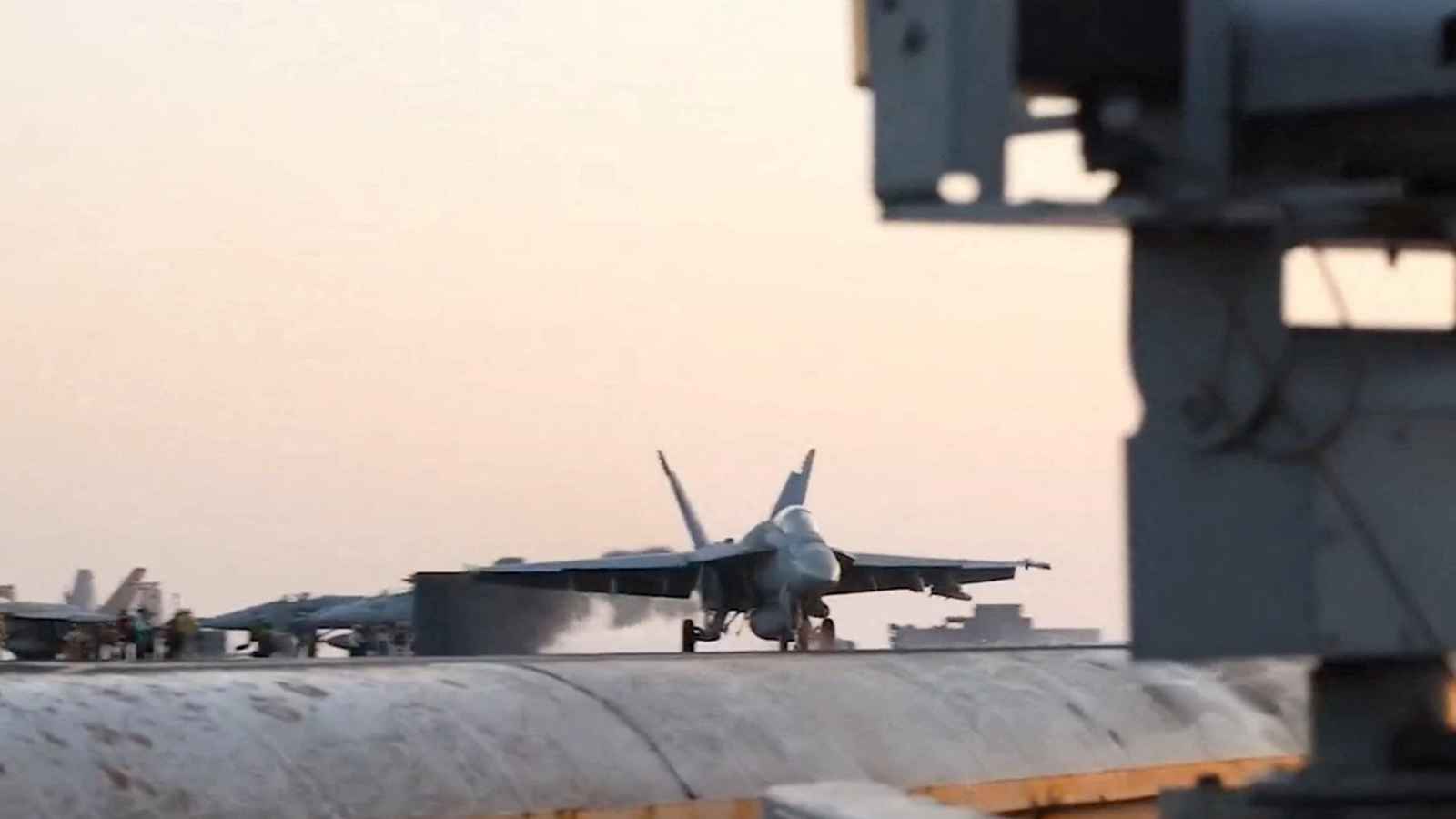 منصة لوجستية للحوثيين.. غارات أمريكية على جزيرة "كمران" الاستراتيجية