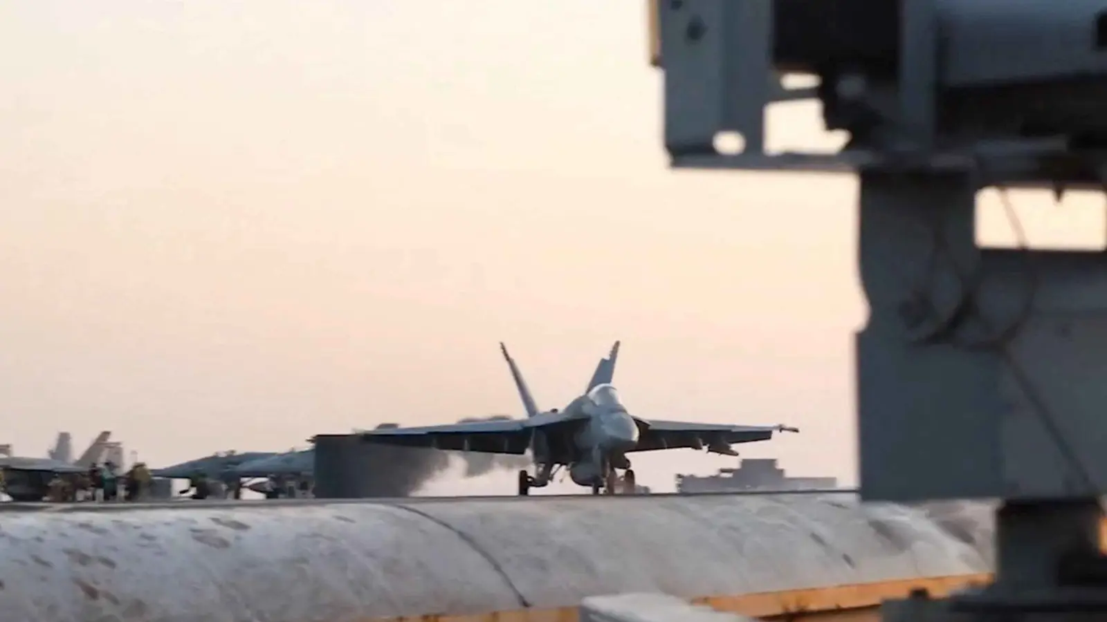 منصة لوجستية للحوثيين.. غارات أمريكية على جزيرة "كمران" الاستراتيجية