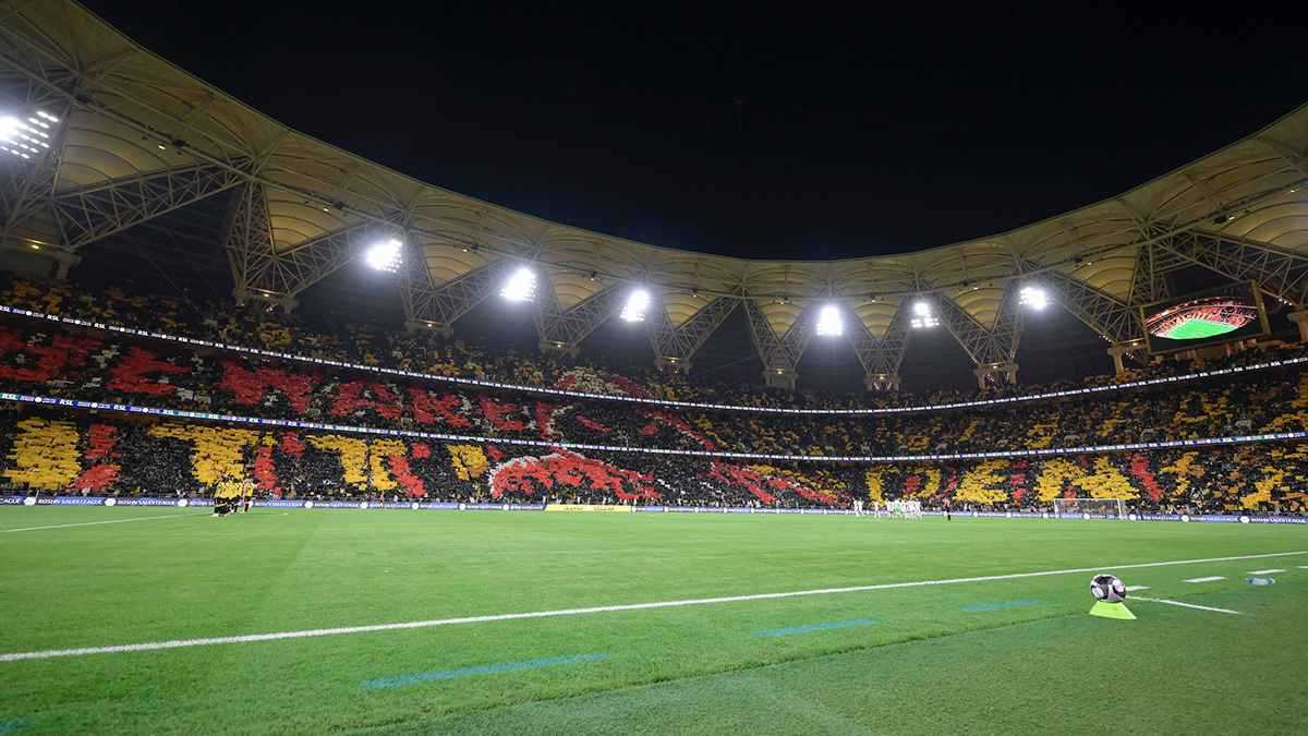 جمهور الاتحاد يشعل الكلاسيكو برفع تيفو سابق فشل النصر بتنفيذه (فيديو)