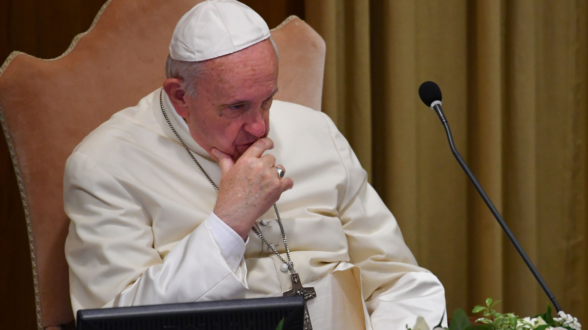 للمرة الثانية.. حساب البابا فرانسيس على "انستغرام" يسجل إعجابه بعارضة أزياء بملابس مثيرة