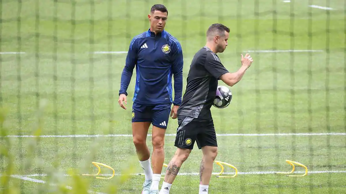 مشجع يقتحم معسكر النصر لملاقاة رونالدو والأمن يبعده (فيديو)