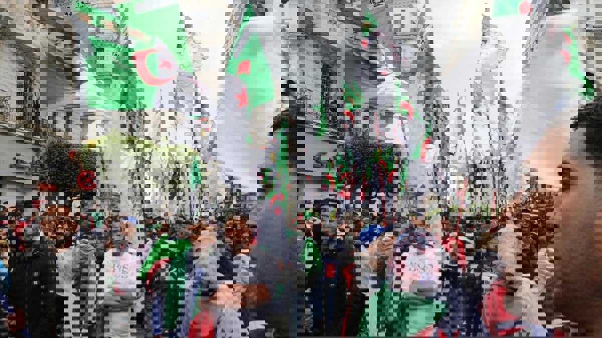 متظاهرون يقتحمون مقر "الوساطة الجزائرية" ويرفضون تمثيلها للحراك (فيديو)